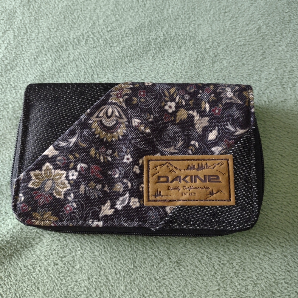 Dakine flower print wallet